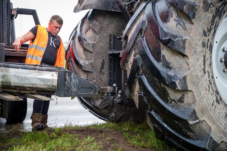 In beeld: Grote aanhangwagen schiet los van tractor op Hasselterweg - Foto: Hugo Janssen