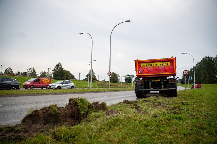 In beeld: Grote aanhangwagen schiet los van tractor op Hasselterweg - Foto: Hugo Janssen