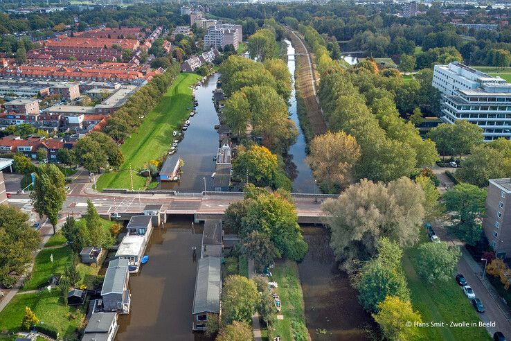 Links het Almelose Kanaal en rechts het Koelwaterkanaal nabij de Hanekamp. - Foto: Hans Smit