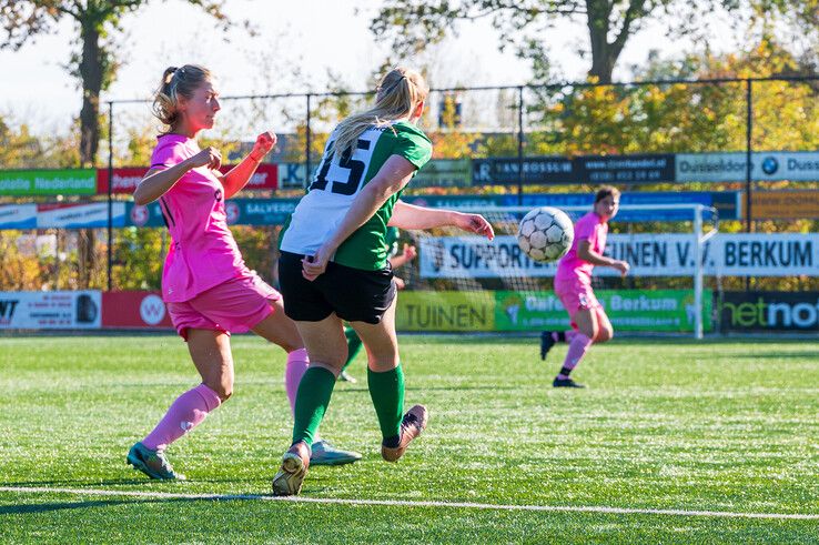 In beeld: Berkum Vrouwen verslaat klasse hoger spelend Gramsbergen in de strijd om de beker - Foto: Peter Denekamp