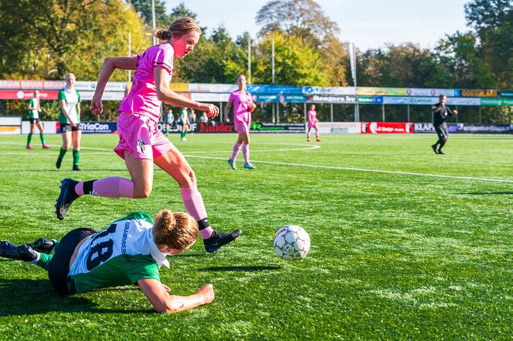 In beeld: Berkum Vrouwen verslaat klasse hoger spelend Gramsbergen in de strijd om de beker - Foto: Peter Denekamp