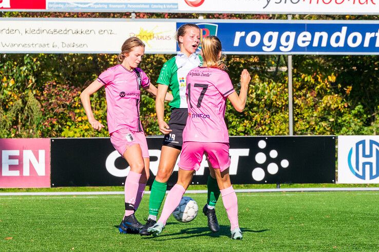 In beeld: Berkum Vrouwen verslaat klasse hoger spelend Gramsbergen in de strijd om de beker - Foto: Peter Denekamp