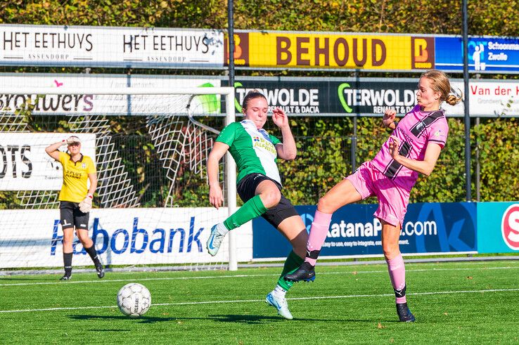 In beeld: Berkum Vrouwen verslaat klasse hoger spelend Gramsbergen in de strijd om de beker - Foto: Peter Denekamp