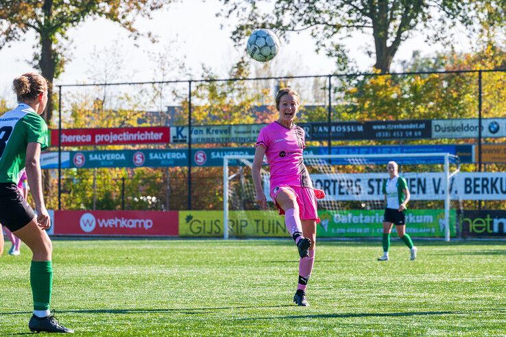 In beeld: Berkum Vrouwen verslaat klasse hoger spelend Gramsbergen in de strijd om de beker - Foto: Peter Denekamp