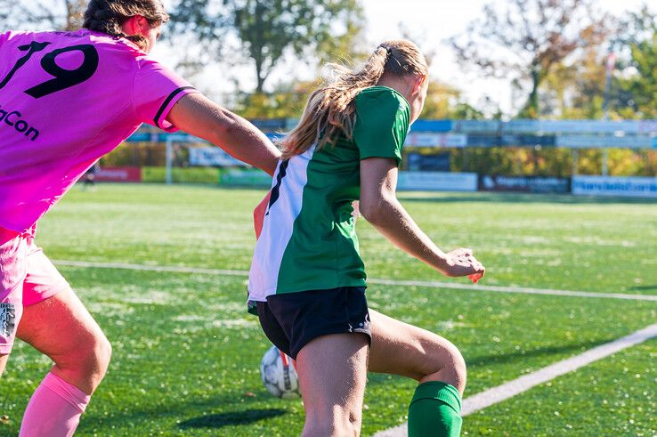 In beeld: Berkum Vrouwen verslaat klasse hoger spelend Gramsbergen in de strijd om de beker - Foto: Peter Denekamp