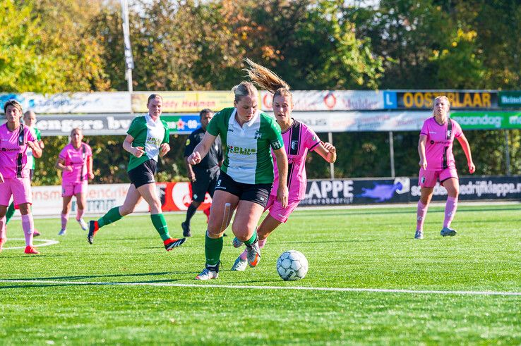 In beeld: Berkum Vrouwen verslaat klasse hoger spelend Gramsbergen in de strijd om de beker - Foto: Peter Denekamp