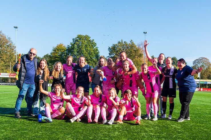 In beeld: Berkum Vrouwen verslaat klasse hoger spelend Gramsbergen in de strijd om de beker - Foto: Peter Denekamp