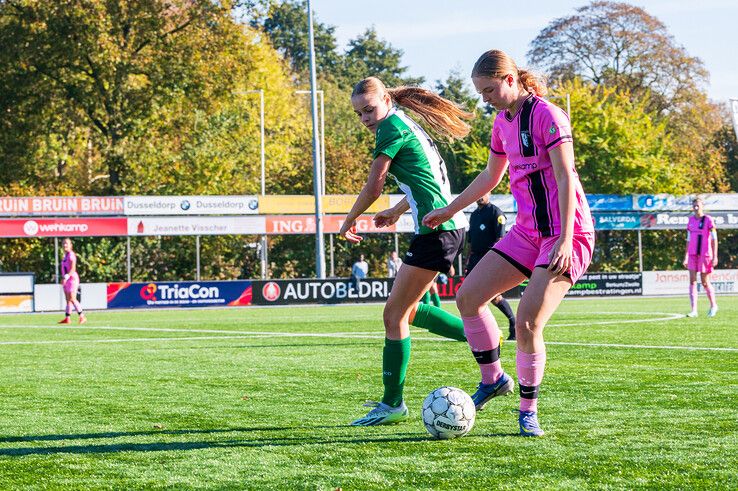 In beeld: Berkum Vrouwen verslaat klasse hoger spelend Gramsbergen in de strijd om de beker - Foto: Peter Denekamp