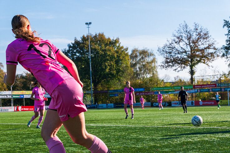 In beeld: Berkum Vrouwen verslaat klasse hoger spelend Gramsbergen in de strijd om de beker - Foto: Peter Denekamp