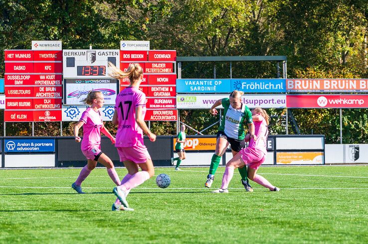 In beeld: Berkum Vrouwen verslaat klasse hoger spelend Gramsbergen in de strijd om de beker - Foto: Peter Denekamp