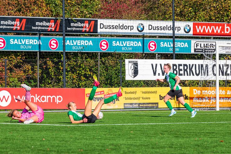 In beeld: Berkum Vrouwen verslaat klasse hoger spelend Gramsbergen in de strijd om de beker - Foto: Peter Denekamp