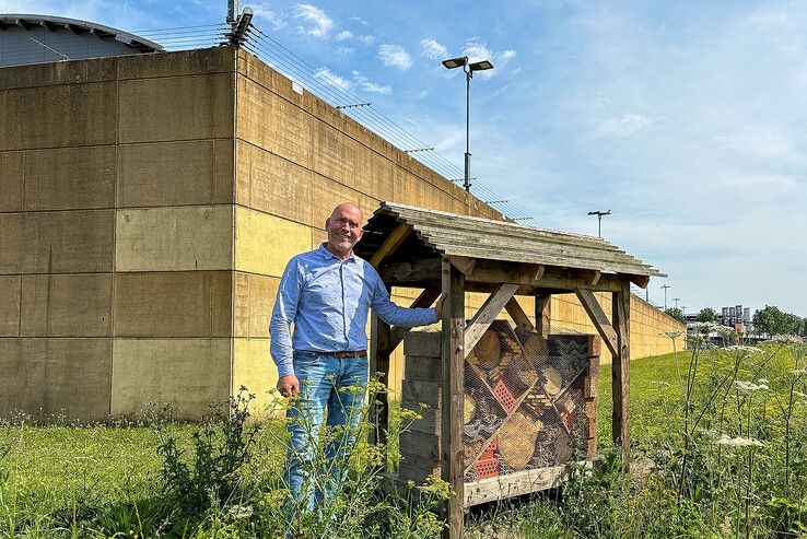 Raymond van Oers bij het insectenhotel direct naast de buitenmuur van PI Zwolle. - Foto: PI Zwolle