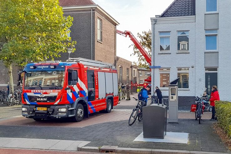 Brandweerlieden controleren of de brand bij Artez gedoofd is. - Foto: Redactie 1Zwolle