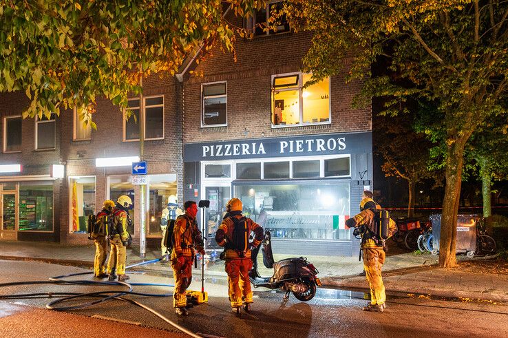 In beeld: Brand en flink gaslek in pizzeria in Assendorp - Foto: Peter Denekamp