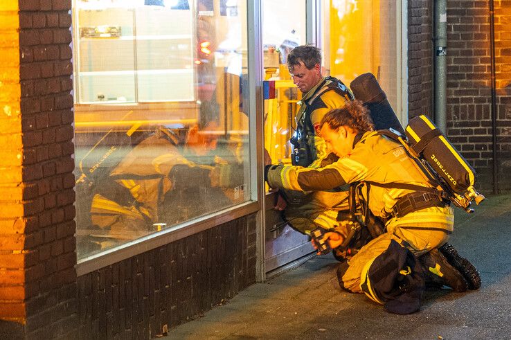 In beeld: Brand en flink gaslek in pizzeria in Assendorp - Foto: Peter Denekamp