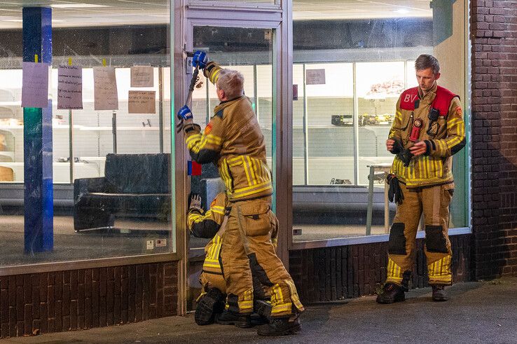 In beeld: Brand en flink gaslek in pizzeria in Assendorp - Foto: Peter Denekamp