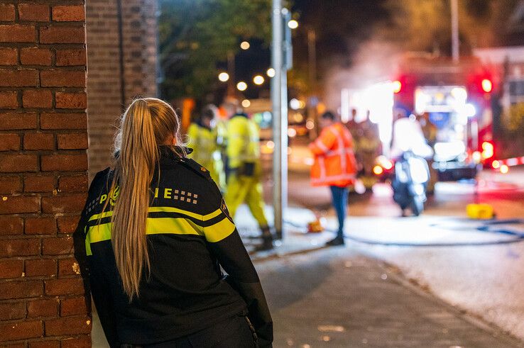 In beeld: Brand en flink gaslek in pizzeria in Assendorp - Foto: Peter Denekamp