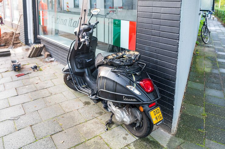 In beeld: Brand en flink gaslek in pizzeria in Assendorp - Foto: Peter Denekamp