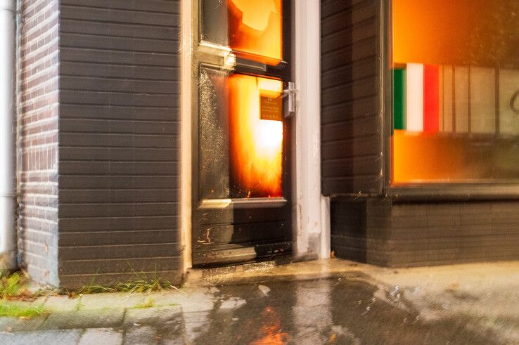 In beeld: Brand en flink gaslek in pizzeria in Assendorp - Foto: Peter Denekamp