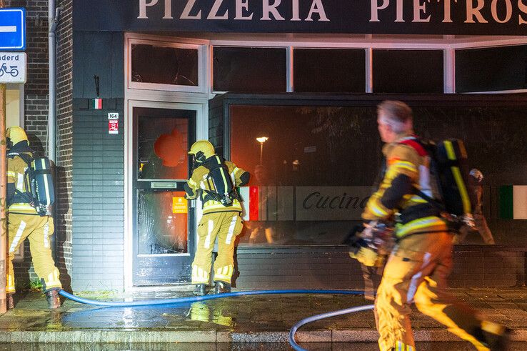 In beeld: Brand en flink gaslek in pizzeria in Assendorp - Foto: Peter Denekamp