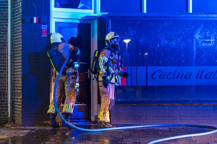 In beeld: Brand en flink gaslek in pizzeria in Assendorp - Foto: Peter Denekamp