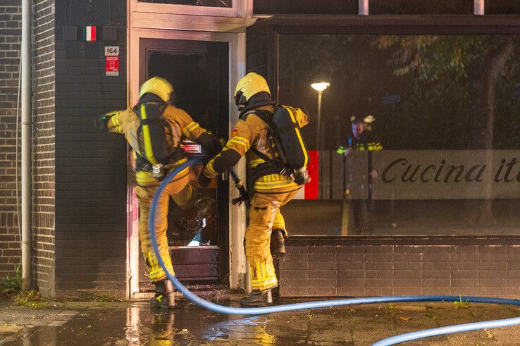 In beeld: Brand en flink gaslek in pizzeria in Assendorp - Foto: Peter Denekamp