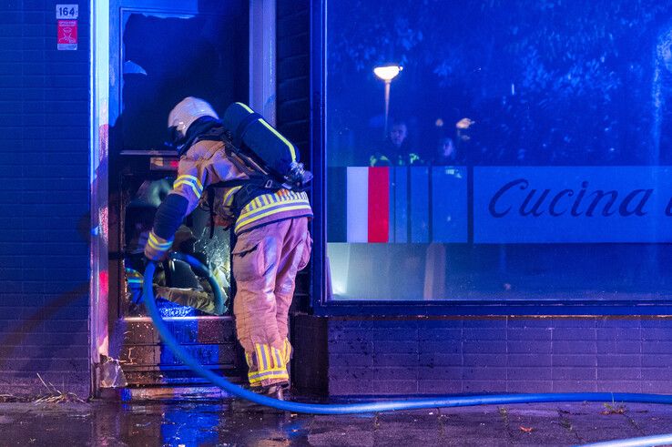 In beeld: Brand en flink gaslek in pizzeria in Assendorp - Foto: Peter Denekamp