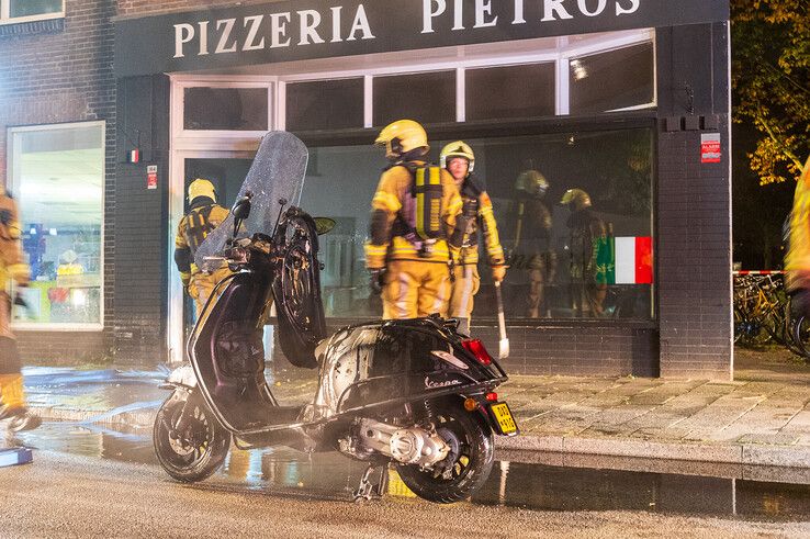 In beeld: Brand en flink gaslek in pizzeria in Assendorp - Foto: Peter Denekamp