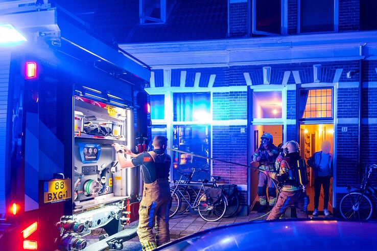 Een verwarde man stak zijn woning in de Bartjensstraat in brand. - Foto: Peter Denekamp