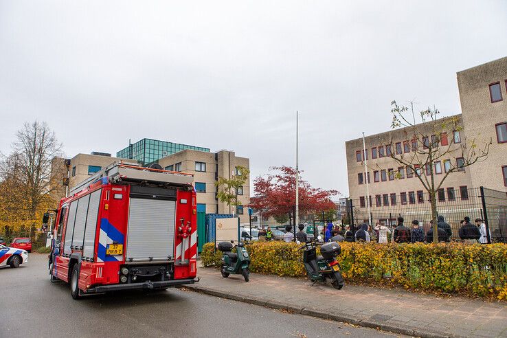 Brandweer en politie bij het AZC na de brandmelding. - Foto: Ruben Meinten