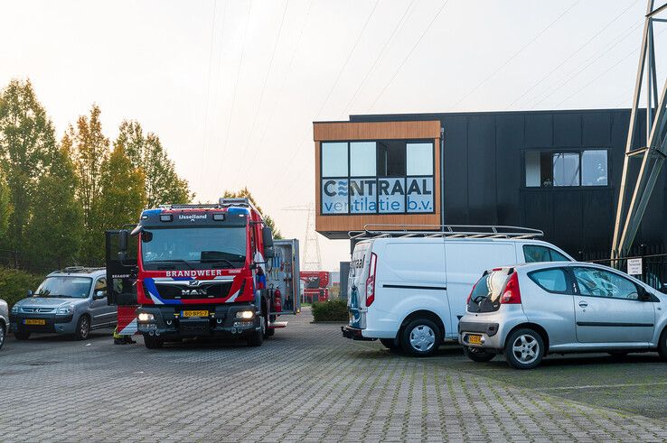 Kast met accu’s vliegt in brand bij bedrijf in Marslanden - Foto: Peter Denekamp