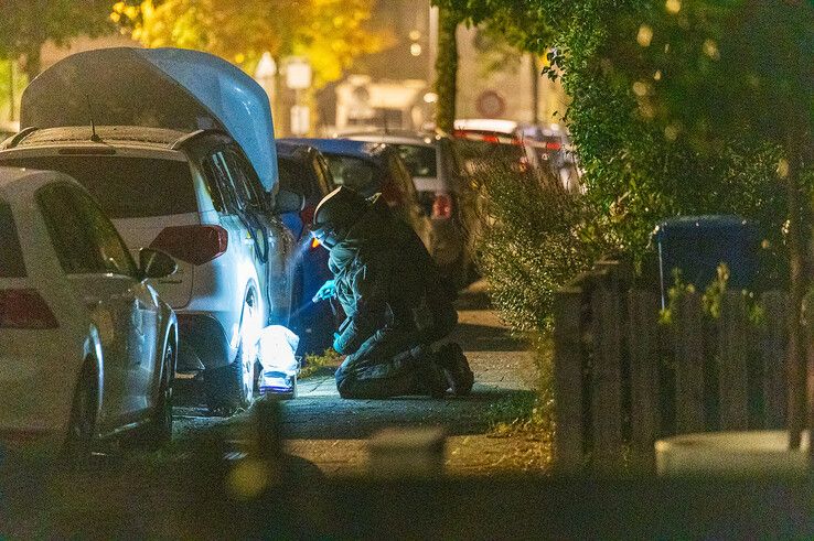 In beeld: EOD ingezet na autobrand en vondst verdachte pakketjes in Zwolle-Zuid, politie zoekt getuigen - Foto: Peter Denekamp