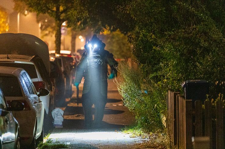 In beeld: EOD ingezet na autobrand en vondst verdachte pakketjes in Zwolle-Zuid, politie zoekt getuigen - Foto: Peter Denekamp