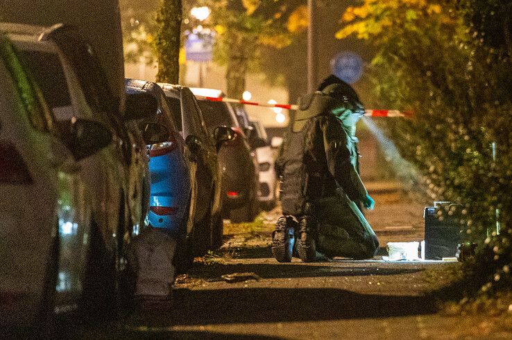 In beeld: EOD ingezet na autobrand en vondst verdachte pakketjes in Zwolle-Zuid, politie zoekt getuigen - Foto: Peter Denekamp