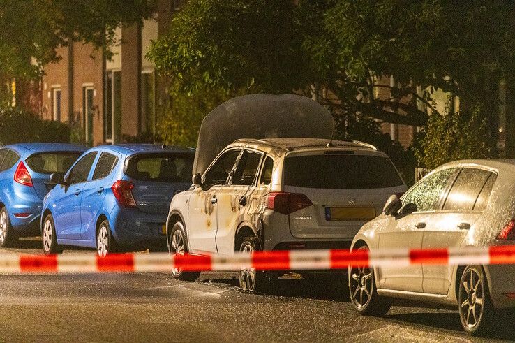 In beeld: EOD ingezet na autobrand en vondst verdachte pakketjes in Zwolle-Zuid, politie zoekt getuigen - Foto: Peter Denekamp