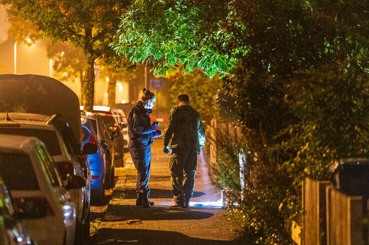 In beeld: EOD ingezet na autobrand en vondst verdachte pakketjes in Zwolle-Zuid, politie zoekt getuigen - Foto: Peter Denekamp