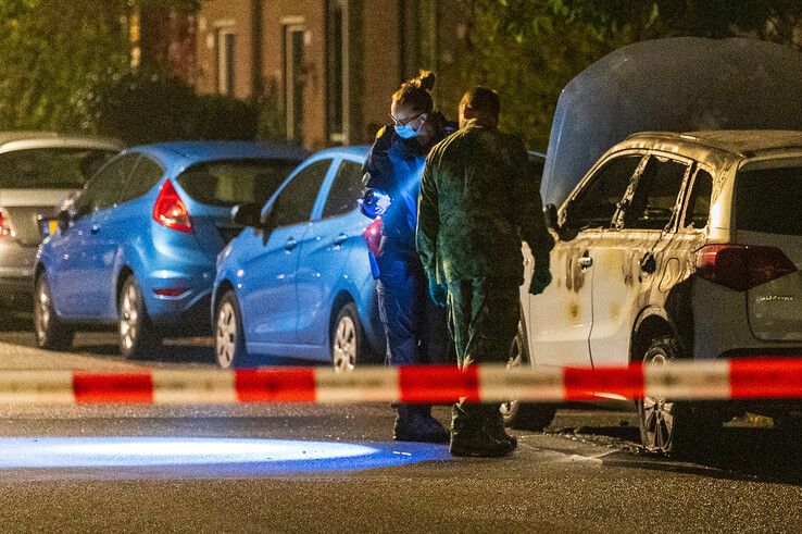 In beeld: EOD ingezet na autobrand en vondst verdachte pakketjes in Zwolle-Zuid, politie zoekt getuigen - Foto: Peter Denekamp