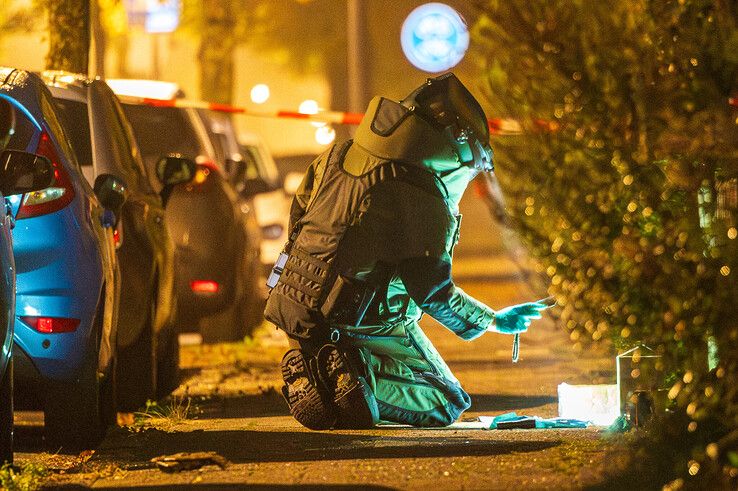 De EOD onderzoekt de verdachte pakketjes in Zwolle-Zuid. - Foto: Peter Denekamp