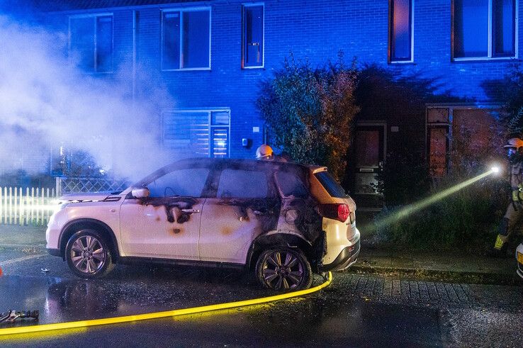 In beeld: EOD ingezet na autobrand en vondst verdachte pakketjes in Zwolle-Zuid, politie zoekt getuigen - Foto: Peter Denekamp