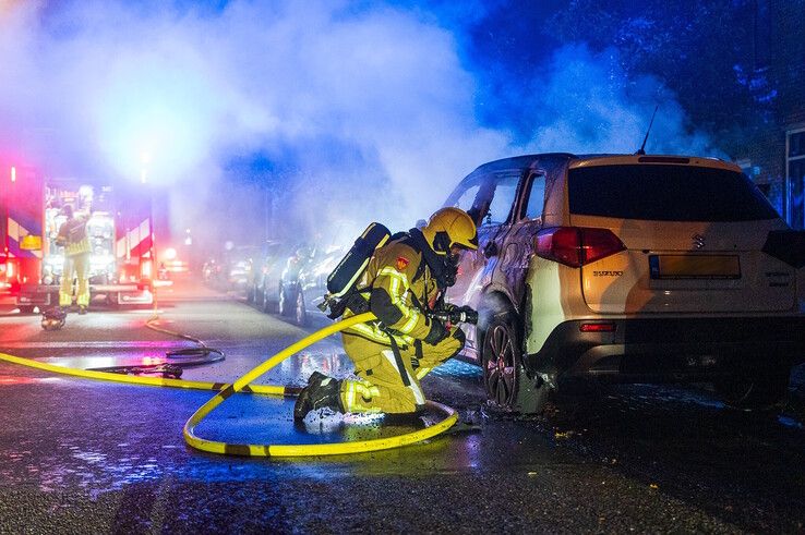 In beeld: EOD ingezet na autobrand en vondst verdachte pakketjes in Zwolle-Zuid, politie zoekt getuigen - Foto: Peter Denekamp