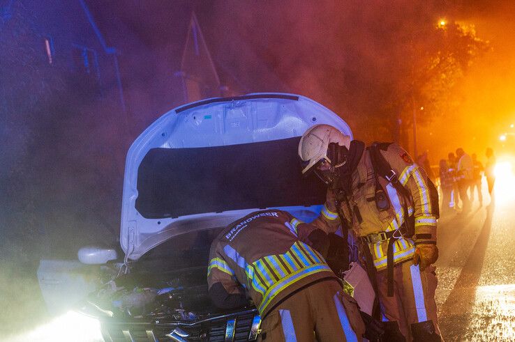 In beeld: EOD ingezet na autobrand en vondst verdachte pakketjes in Zwolle-Zuid, politie zoekt getuigen - Foto: Peter Denekamp