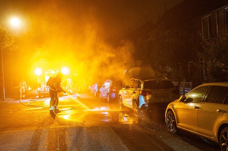 In beeld: EOD ingezet na autobrand en vondst verdachte pakketjes in Zwolle-Zuid, politie zoekt getuigen - Foto: Peter Denekamp