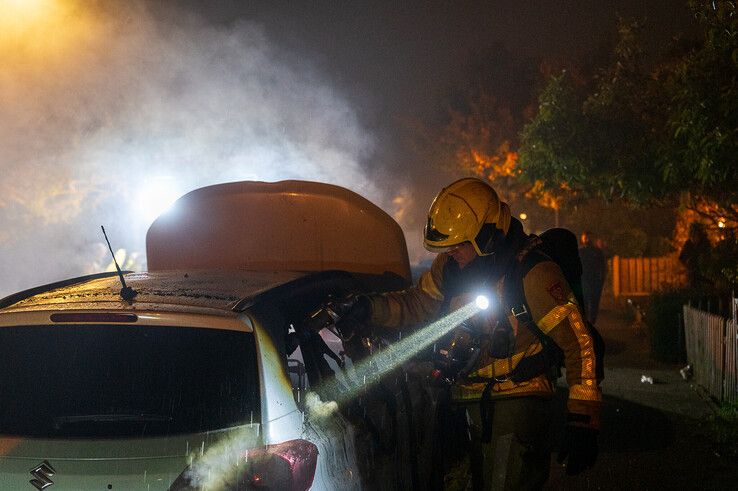 In beeld: EOD ingezet na autobrand en vondst verdachte pakketjes in Zwolle-Zuid, politie zoekt getuigen - Foto: Peter Denekamp