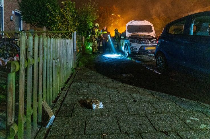 In beeld: EOD ingezet na autobrand en vondst verdachte pakketjes in Zwolle-Zuid, politie zoekt getuigen - Foto: Peter Denekamp