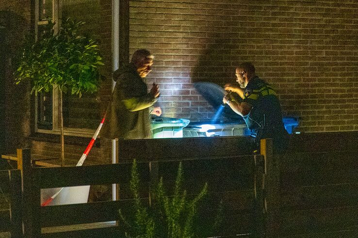 In beeld: EOD ingezet na autobrand en vondst verdachte pakketjes in Zwolle-Zuid, politie zoekt getuigen - Foto: Peter Denekamp