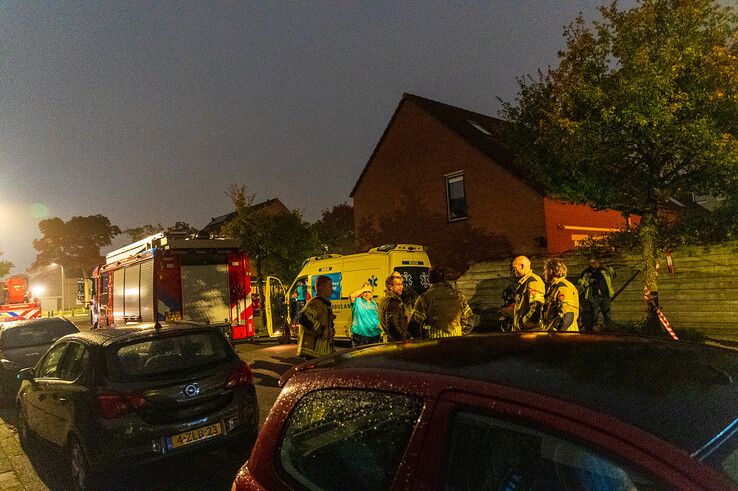 In beeld: EOD ingezet na autobrand en vondst verdachte pakketjes in Zwolle-Zuid, politie zoekt getuigen - Foto: Peter Denekamp