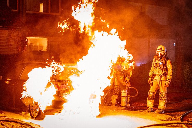 De auto op de Tijnje staat in lichterlaaie. - Foto: Ruben Meinten