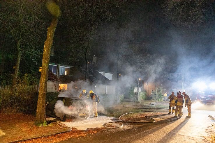 Auto gaat in vlammen op in Aa-landen, politie sluit brandstichting niet uit - Foto: Ruben Meinten