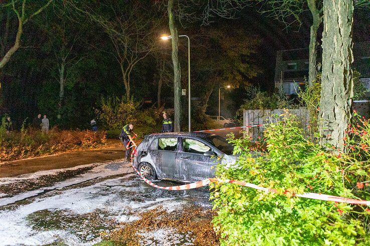 Auto gaat in vlammen op in Aa-landen, politie sluit brandstichting niet uit - Foto: Ruben Meinten