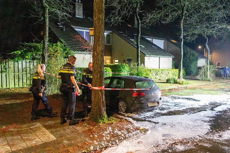 Auto gaat in vlammen op in Aa-landen, politie sluit brandstichting niet uit - Foto: Ruben Meinten